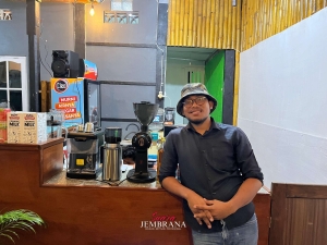 Lepaskan Seragam Guru, Buka Usaha Kudapan Menginspirasi Generasi Muda