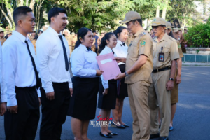 Bupati Kembang Serahkan SK CPNS 2024, Tekankan Integritas dan Pelayanan Publik yang Humanis