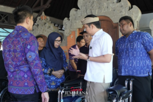 Kembang Ipat Serahkan 40 Alat Bantu Kepada Warga Penyandang Disabilitas