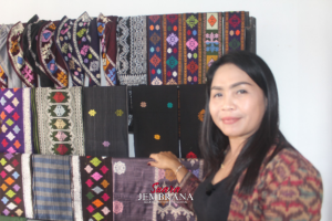 Wanita Tangguh, Pertahankan Kelestarian Tenun Songket dan Endek Jembrana