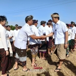 Pilih Tempat Tidak Biasa, Bupati Kembang Gelar Mutasi Perdana di Tengah Sawah