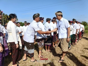 Pilih Tempat Tidak Biasa, Bupati Kembang Gelar Mutasi Perdana di Tengah Sawah