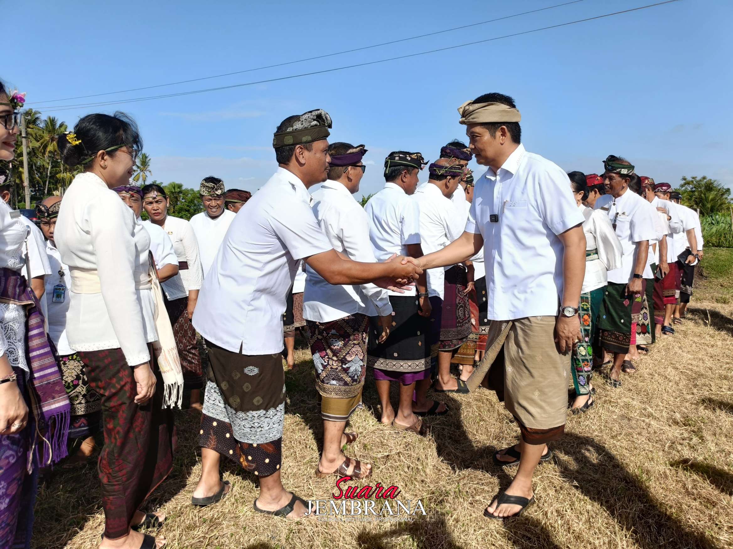 Pilih Tempat Tidak Biasa, Bupati Kembang Gelar Mutasi Perdana di Tengah Sawah