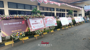 Ratusan Karangan Bunga Dari Masyarakat Penuhi Pelataran Mapolres Jembrana