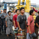 Polres Jembrana Turut Andil dalam Penyerahan 21 Korban Selamat KMP Tunu Pratama Jaya di Posko Terpadu Ketapang