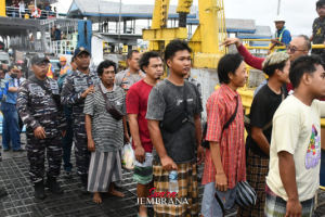 Polres Jembrana Turut Andil dalam Penyerahan 21 Korban Selamat KMP Tunu Pratama Jaya di Posko Terpadu Ketapang