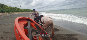 Salah Satu Sekoci KMP Tunu Pratama Jaya Diamankan Sat Polairud Polres Jembrana