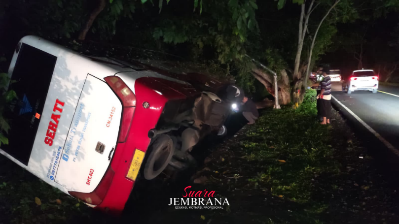 Akibat Mengantuk Mini Bus Terguling di Jalur Denpasar Gilimanuk