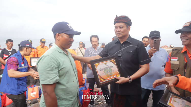 22 Nelayan dan Relawan Terima Penghargaan dari Bupati Jembrana