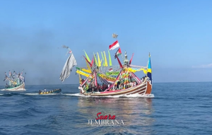 Puluhan Perahu Hias Traditional Meriahkan Tradisi Petik Laut di Pengambengan