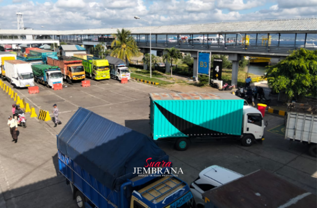 Kepolisian Atur Lalu Lintas Dampak Dari Kemacetan Hingga 300 Meter di Pelabuhan Gilimanuk
