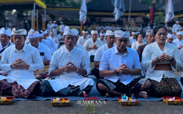 Pemkab Jembrana Gelar Bhakti Penganyar ke Pura Mandara Giri Semeru Agung