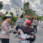 Pendekatan Humas Polres Jembrana, Ops Patuh Agung Juga Bagikan Brosur dan Stiker