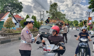 Pendekatan Humas Polres Jembrana, Ops Patuh Agung Juga Bagikan Brosur dan Stiker
