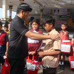 Peduli Siswa Kurang Mampu, Bupati Kembang Bagikan Seragam Sekolah