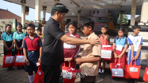 Peduli Siswa Kurang Mampu, Bupati Kembang Bagikan Seragam Sekolah