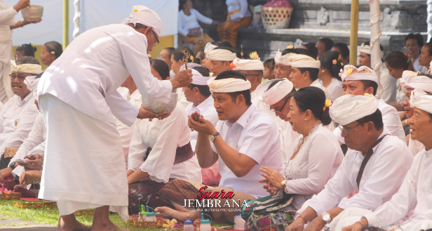 Bupati Kembang Laksanakan Persembahyangan Pada Puncak Karya Pujawali Pura Jagatnatha
