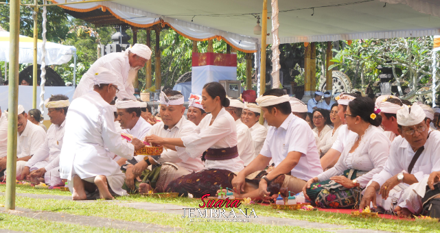 Kapolres Jembrana Tutur Hadir Persembahyangan Bersama Pujawali di Pura Jagatnatha