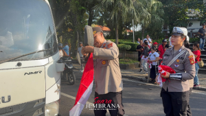 Tumbuhkan Semangat Nasionalisme, Waka Polres Jembrana Bagikan Bendera Merah Putih Bersama PPDI