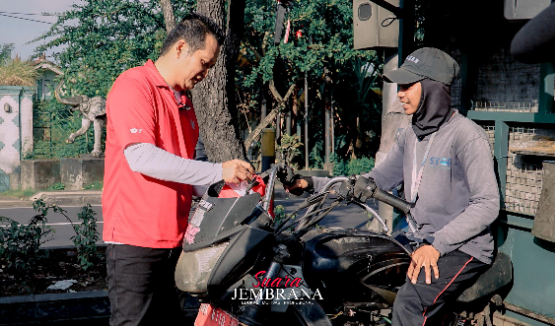 Bupati Kembang Bagikan 500 Bendera Merah Putih, Ajak Warga Semarakkan HUT RI