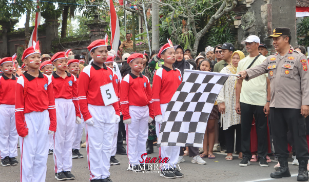 Waka Polres Jembrana Ikut Lepas Gerak Jalan Kreasi Tingkat SD/MI Se-Kabupaten Jembrana