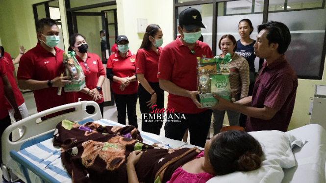 Bagikan 100 Parcel , Kembang-Ipat Sambangi Pasien Kelas III RSUD Negara