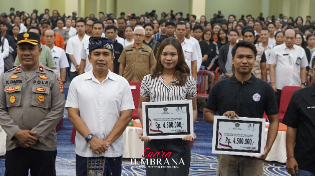 Sebanyak 800 Mahasiswa Berprestasi Terima Beasiswa Dari Pemkab Jembrana