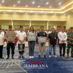 Kompol I Ketut Darta Dampingi Penyerahan Penghargaan Mahasiswa Berprestasi