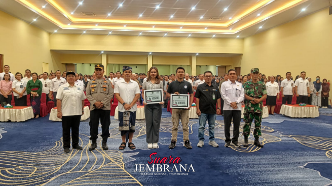 Kompol I Ketut Darta Dampingi Penyerahan Penghargaan Mahasiswa Berprestasi
