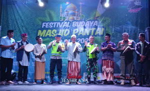 Kemeriahan Festival Budaya Masjid Pantai Bali 2025 di Pantai Desa Cupel