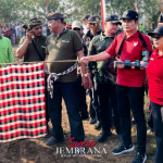 Membludak Ribuan Penonton Saksikan Ketatnya Mekepung Bupati Cup di Sirkuit Samblong
