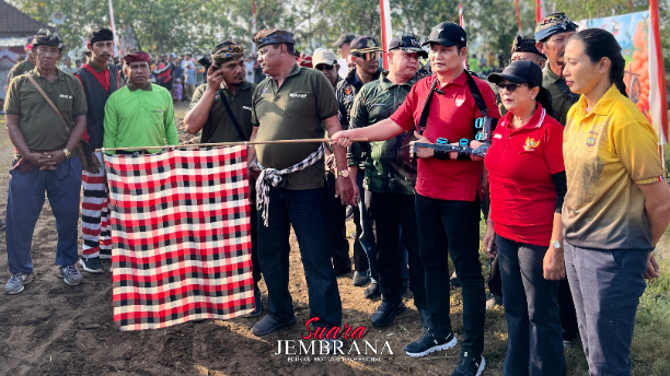 Membludak Ribuan Penonton Saksikan Ketatnya Mekepung Bupati Cup di Sirkuit Samblong