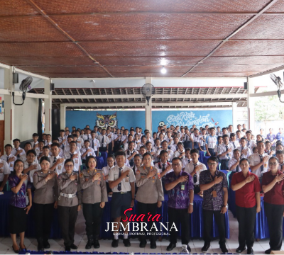 Polwan Goes To School di SMPN 2 Negara : Bijak Bermedsos dan Tertib Berlalu Lintas