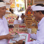Bupati Kembang Mapunia Gaji di Acara Ngenteg Linggih Pura Puseh Desa Melaya