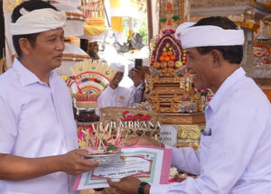 Bupati Kembang Mapunia Gaji di Acara Ngenteg Linggih Pura Puseh Desa Melaya