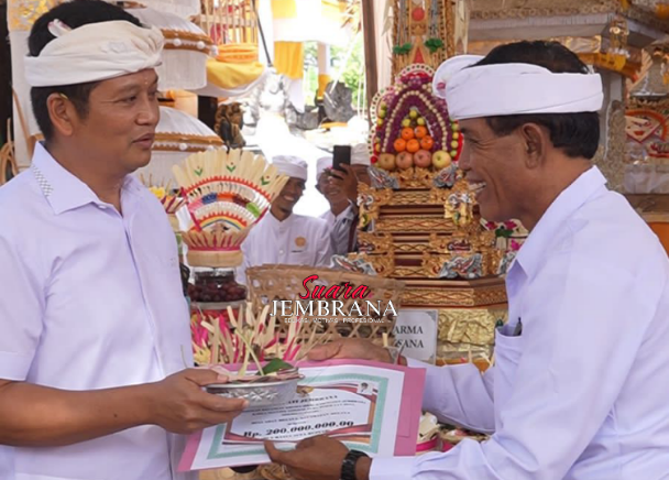 Bupati Kembang Mapunia Gaji di Acara Ngenteg Linggih Pura Puseh Desa Melaya