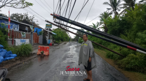 Bhabinkamtibmas Berjibaku Untuk Masyarakat, Akibat Tiang Listrik Roboh