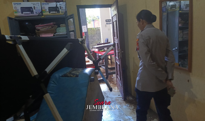 Kapolres Jembrana Tinjau Kondisi Polsek Negara Pasca Banjir