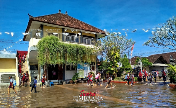 Dua Sekolah Dasar dan Satu TK di Pengambengan Masih Terendam Banjir