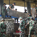Sinergitas TNI Polri Bersihkan Material Sampah Paska Banjir