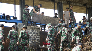 Sinergitas TNI Polri Bersihkan Material Sampah Paska Banjir