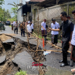 Tinjau Jalan Longsor di Pengastian-Pendem, Bupati Kembang Pastikan Segera Diperbaiki