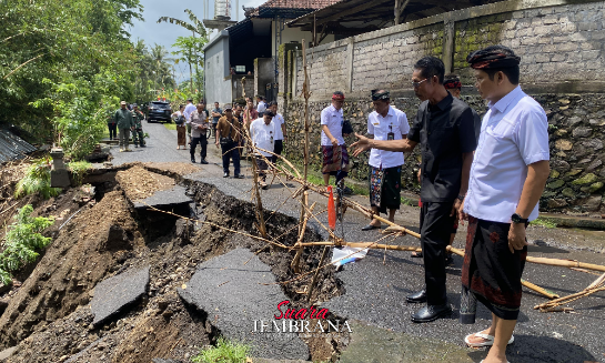 Tinjau Jalan Longsor di Pengastian-Pendem, Bupati Kembang Pastikan Segera Diperbaiki