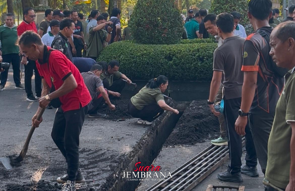 ASN Pemkab Jembrana Gelar Aksi Gotong Royong Cegah Banjir di Civic Center