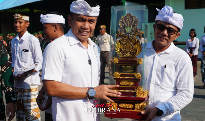 Wabup Ipat Serahkan Hadiah Lomba PBB Bupati Cup I