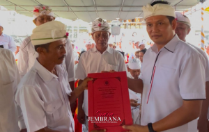 Bupati Tegaskan Peran Sebagai “Batang Penjaga” Menjaga Akar Desa Adat