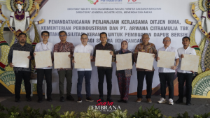 Kolaborasi Pemerintah-Swasta, Puluhan IKM Jembrana Terima Bantuan Keramik