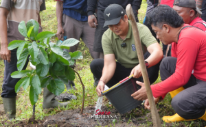 Ribuan Peserta Sukseskan “Gotong Royong Semesta Berencana” Penanaman Pohon dan Bersih Sungai
