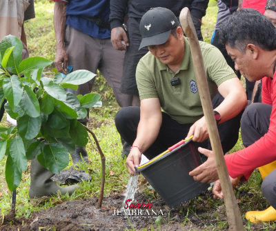 Ribuan Peserta Sukseskan “Gotong Royong Semesta Berencana” Penanaman Pohon dan Bersih Sungai