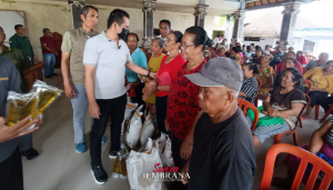 Pemkab Jembrana Salurkan Bantuan Pangan Menjelang Galungan dan Kuningan